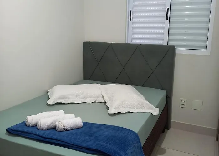 Espaço inteiro com mesa de trabalho