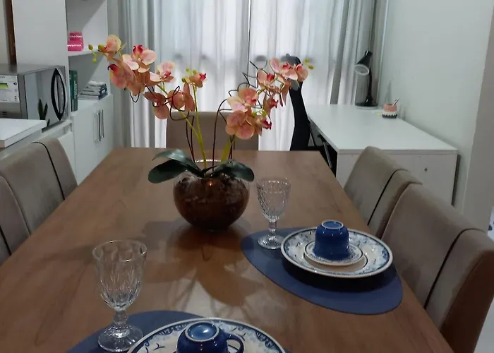 Espaço inteiro com mesa de trabalho