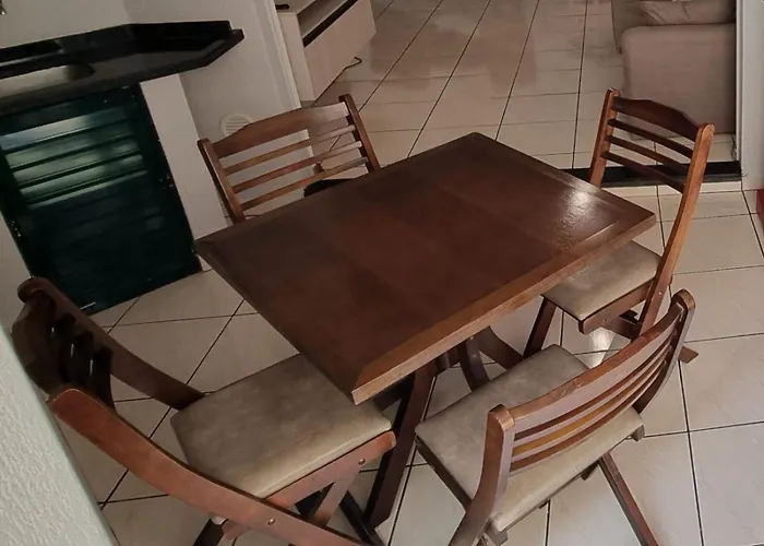 Apartamento pé na areia em Meia Praia com churrasqueira com vista mar