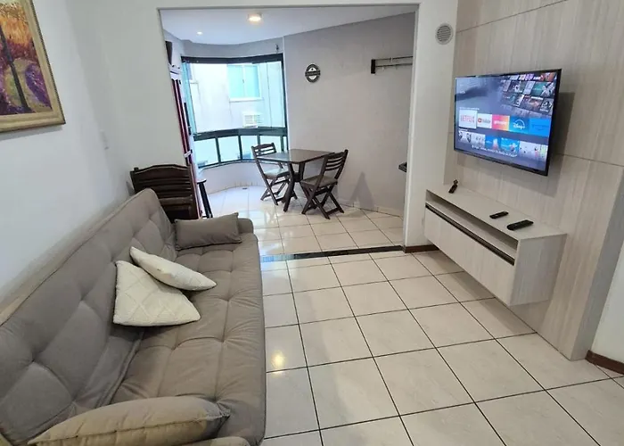 Apartamento pé na areia em Meia Praia com churrasqueira com vista mar
