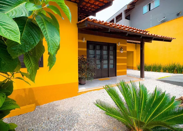 Casa com área gourmet, acomoda até 11 pessoas