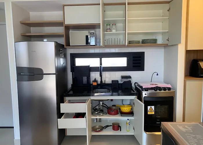 Apto com varanda e ótima localização