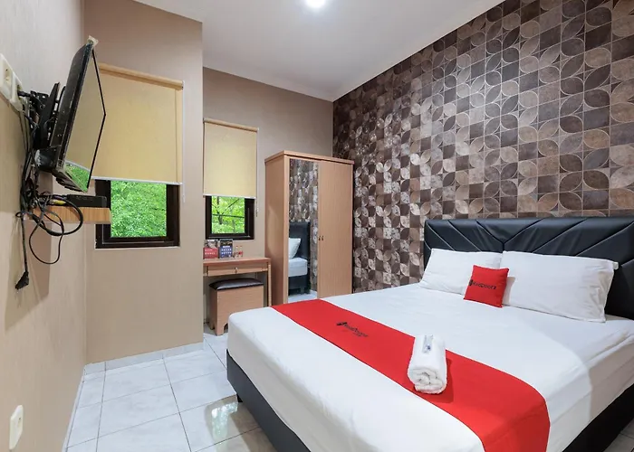Urbanview Syariah Hotel Tiga Er Near Karawang Central Plaza