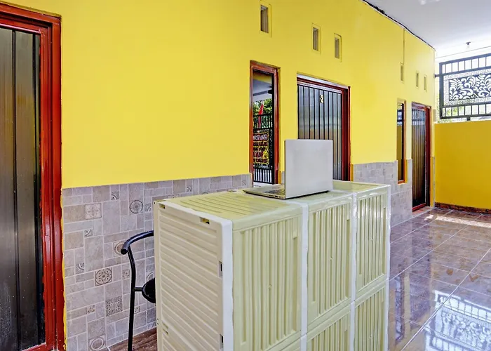 Oyo Life 92920 Rumah Kost Azca