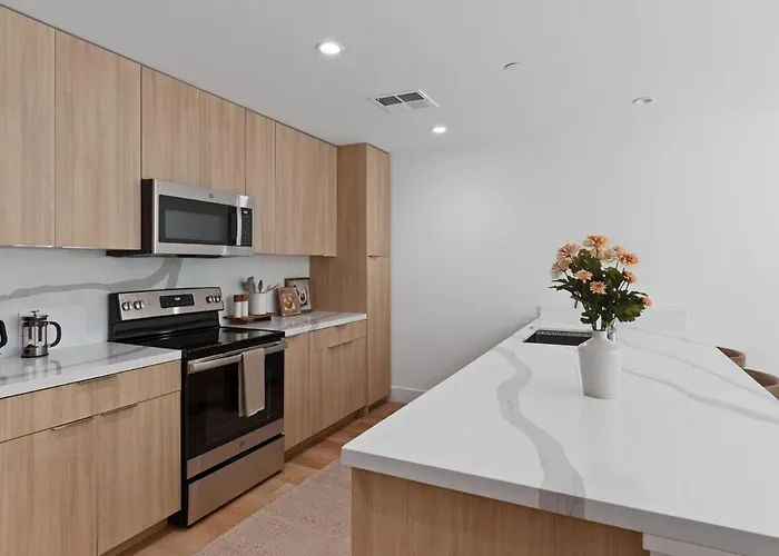 Luxurious 2Br Apartment In Heart Of Silicon Valley