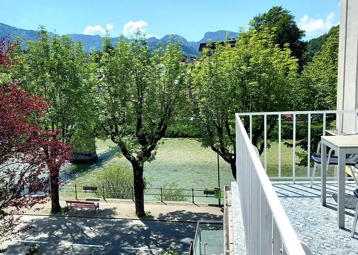 WOLKE, Apartment mit Balkon am Fluss, Zentrum, Parkplatz
