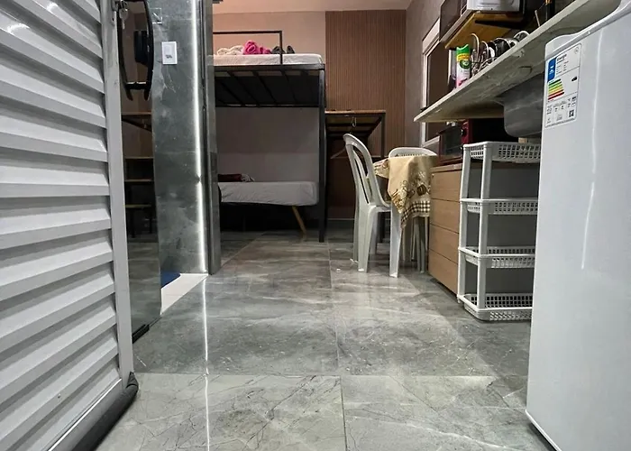 Lindo Loft, ar condicionado, cozinha completa, máquina de lavar, 400 m da UNIG