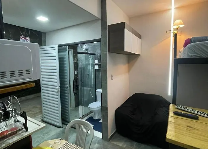 Lindo Loft, ar condicionado, cozinha completa, máquina de lavar, 400 m da UNIG