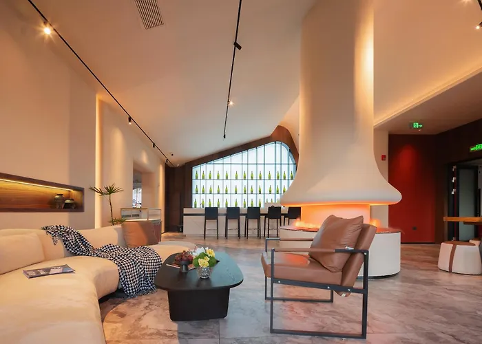 Zhangjiajie Yu Realm Hotel - Ancient Charm - Modern Luxury - Your Perfect Journey - A Single Pick-Up Or Drop-Off