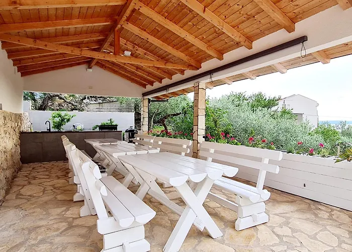 Vila Maslina Apartments mit Pool und Garten nahe am Strand