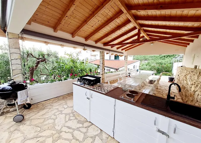 Vila Maslina Apartments mit Pool und Garten nahe am Strand
