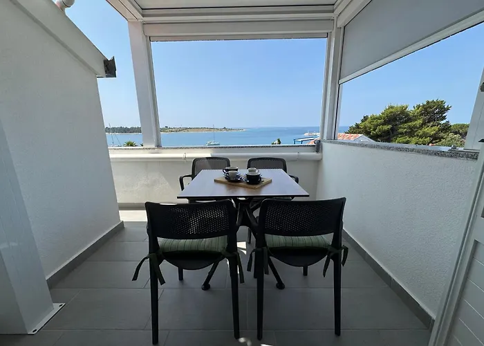 Apartments Emanuela - Beachfront & Top Location, Novalja