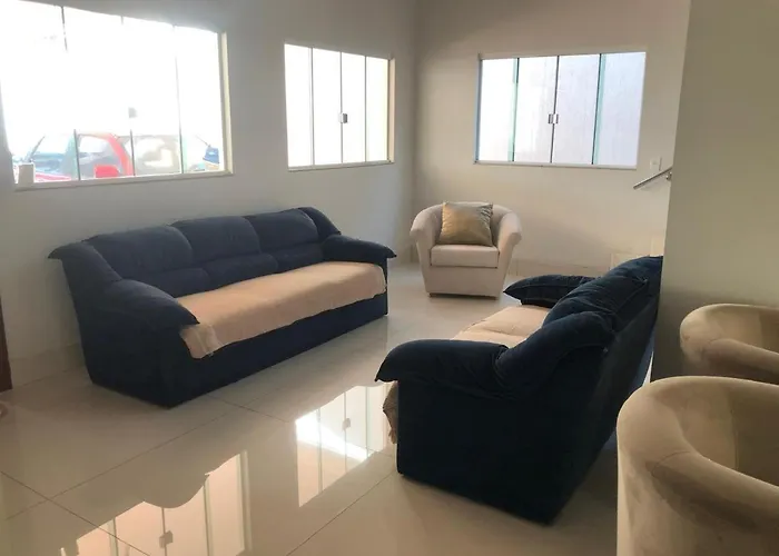 Suíte com janela para o jardim