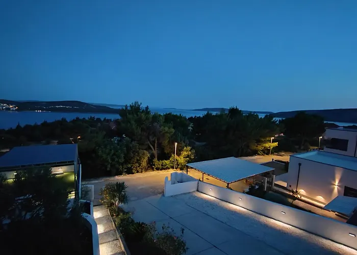 Villa Confido - Luxury 3Br Apartment With Private Pool Near Trogir