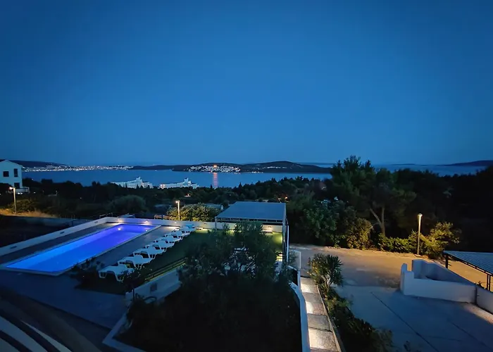 Villa Confido - Luxury 3Br Apartment With Private Pool Near Trogir