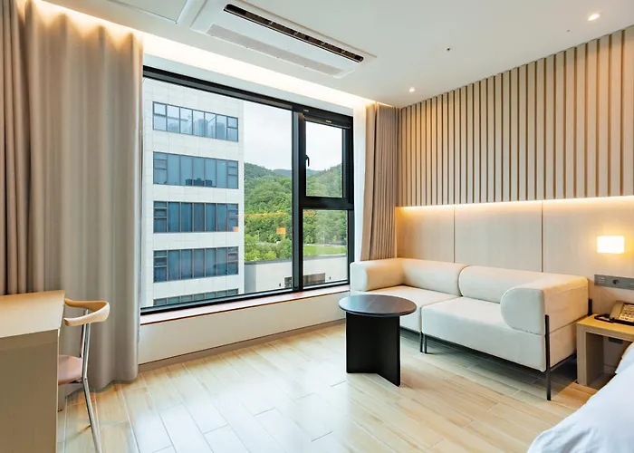 Hound Hotel Hyeoksindosi Branch