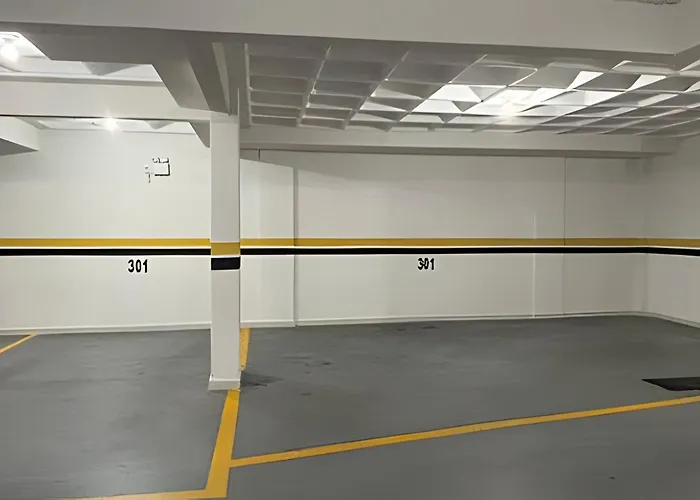 3 Quartos com A/C | 2 Vagas | 500m da Praia