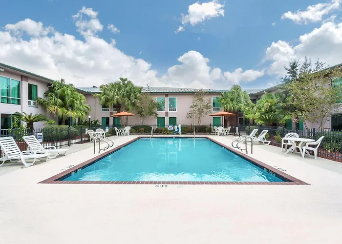 Ramada By Wyndham Luling