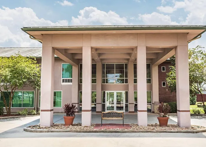 Ramada By Wyndham Luling