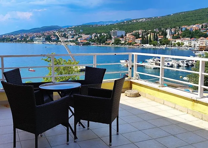 Grand - Beachfront Rooms & Apartments