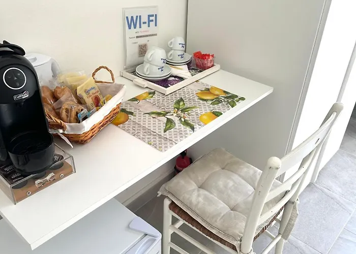 Garden House - B&B Near Bus Stop To Beaches & Airport
