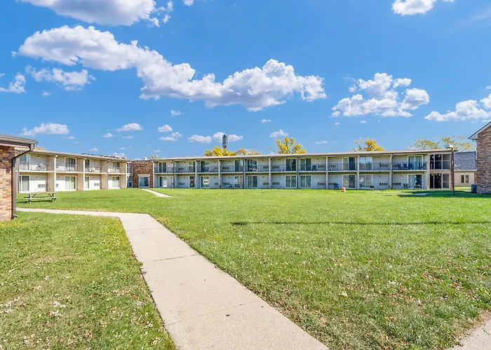 Hotel O Suites & Conference Centre Urbana-Champaign University