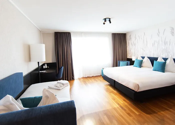Hotel Illuster - Urban & Local