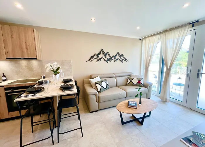 Lake And Trail, Free Parking, Near Nature And City
