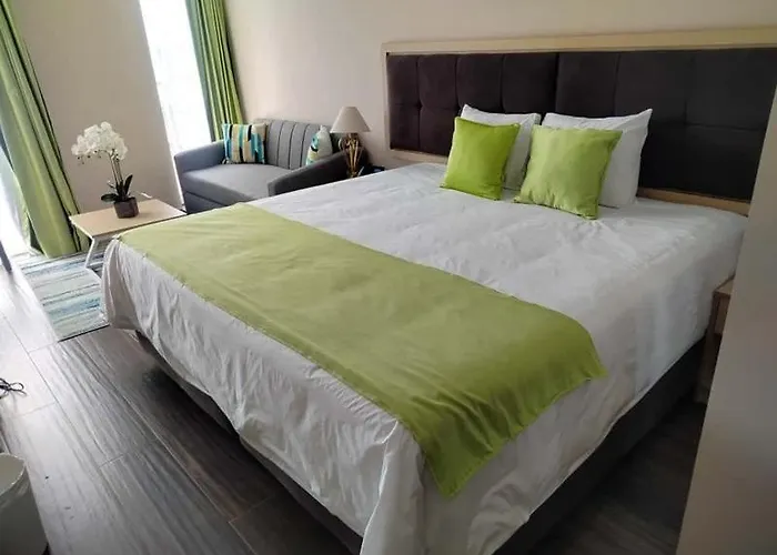 Hotel Puerto Limón CR