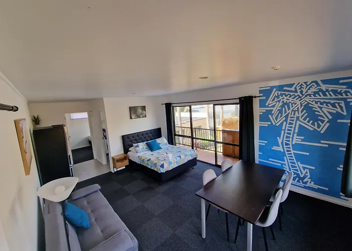 Palm Tree Apartments & Backpackers