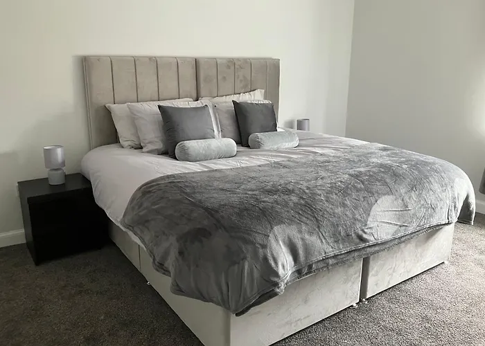 Contractor Stays Welcome Newly Refurbished 2 Bedroom Apartment Sleeps 5 With Free Secure Parking And Wifi Fully Fitted Kitchen With Washer Dryer Weekly Bedding Change And Hoover Long Term Stay Rate Available 3 Miles From City Centre