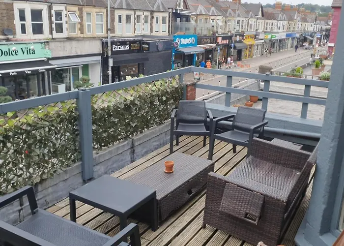 Roof Terrace Three Bedroom Apartment Near City Centre