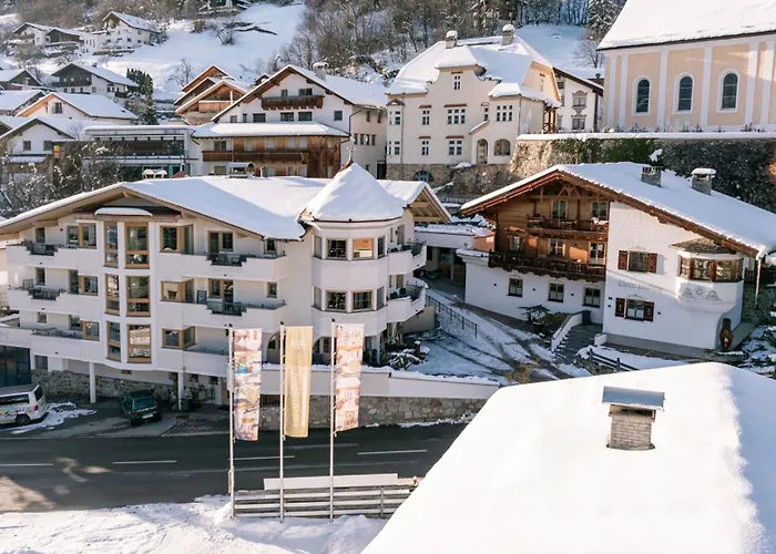 Laudegghof Ladis - Apartments With Castle Views