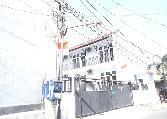 Oyo Life 92886 Rumah Nyaman Radhika 2 Syariah