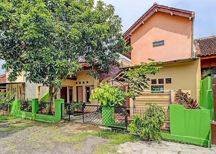 Oyo Life 91478 Wisma Aura Syariah