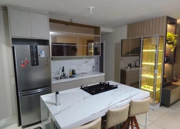 Apto com Churrasqueira, Cama Ortopedica e ar Condicionado 300m da praia acomoda 06 PESSOAS