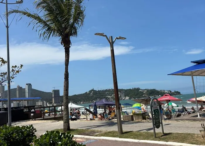 Apto 350 metros do mar com 2 garagens e ar condicionado