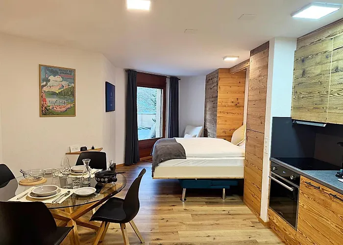 Bijou, Holz, zentral, mit Garage und Pool -CB102-B