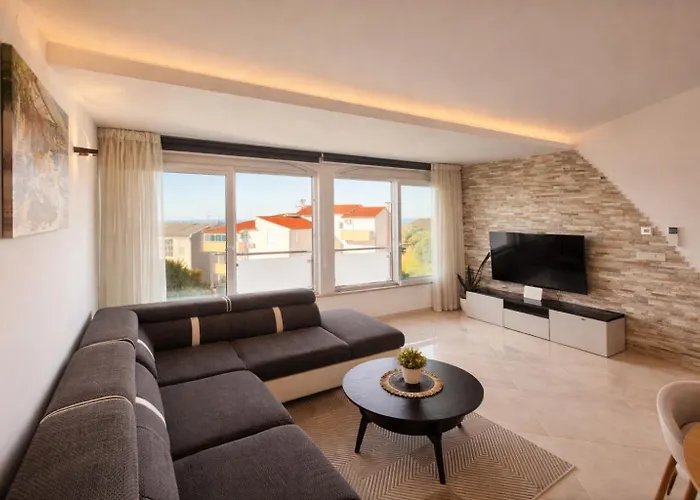 Apartment Korina, Spacious Family Apartment Near The Beach