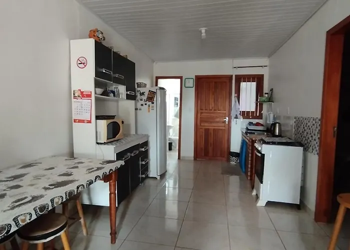 Casa a 600 metros do mar, simples e completa