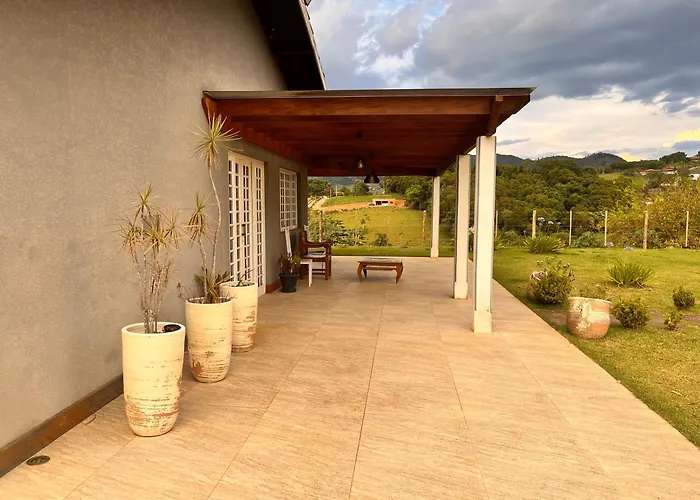 Chácara com piscina em Piracaia - 1 Km da cidade