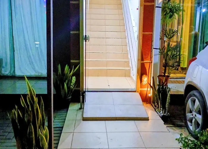 Quarto confortável em residência, 3km Aeroporto, próx Praias, Beto carrero, e Garagem