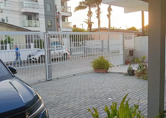Apto Moderno a 700 metros da praia com varanda