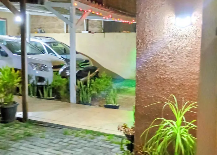 Quarto confortável em residência, 3km Aeroporto, próx Praias, Beto carrero, e Garagem