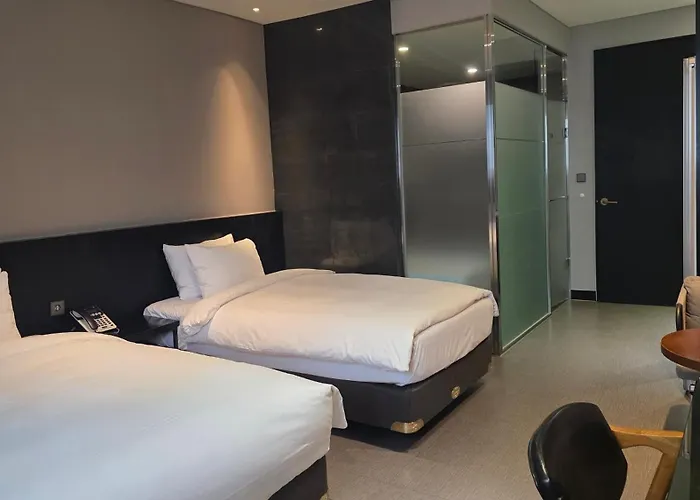 Rivertain Hotel