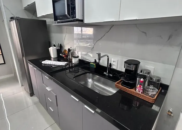 Studio novo bem equipado com ar condicionado e cozinha completa - Centro