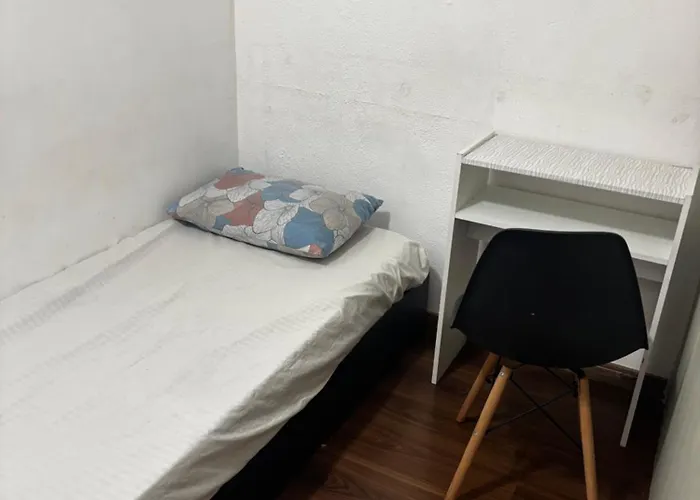 Quarto rosa em frente moradia unicamp