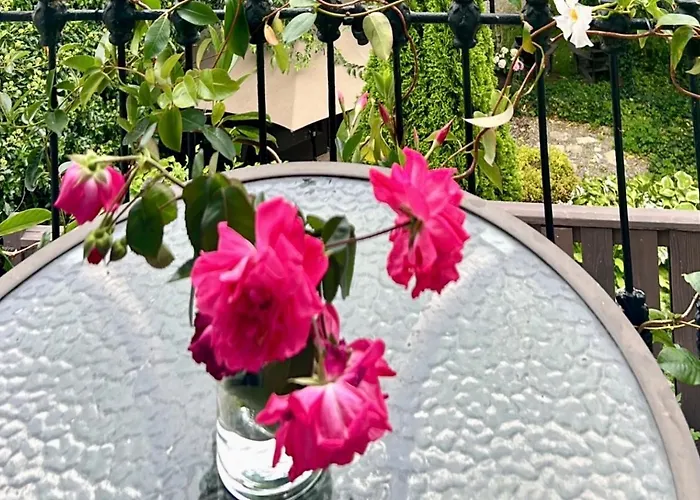 Hummingbird Haven Bed & Breakfast Luxury Suite With Terrace & Seasonal Lake Views Located In Historic Old Town Niagara-On-The-Lake