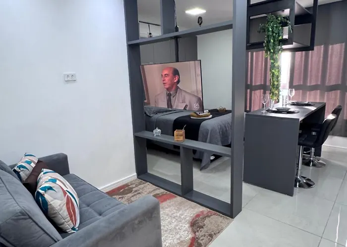 Studio novo bem equipado com ar condicionado e cozinha completa - Centro