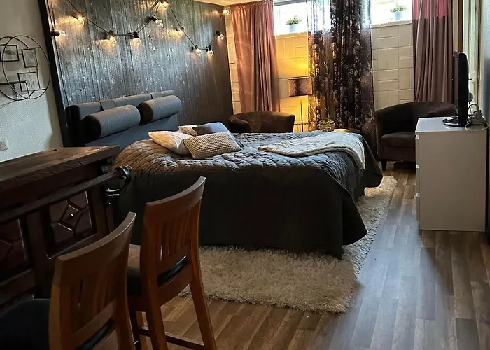 Mysigt Rum Med Hotellkaensla Och Solig Uteplats